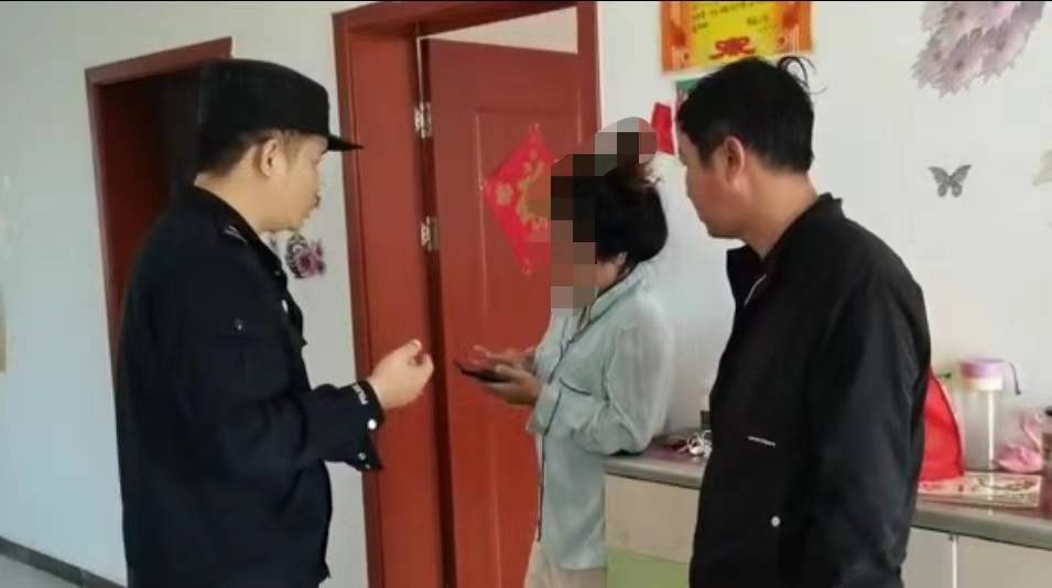 华为手机挂电话卡
:霸气“抢手机” 阳新民警守住群众“钱袋子”