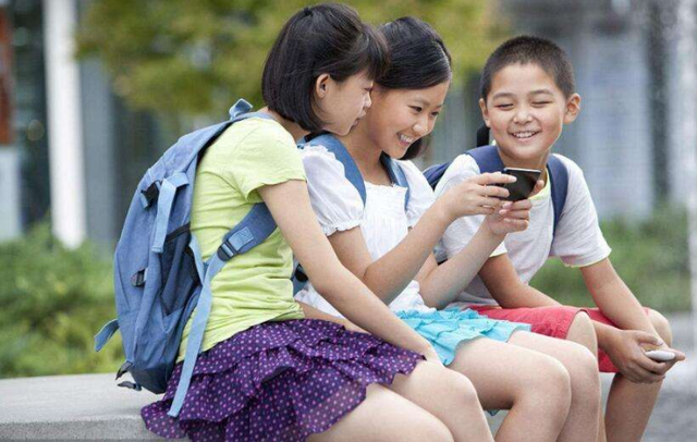 手机瘾新闻评论中小学生手机成瘾